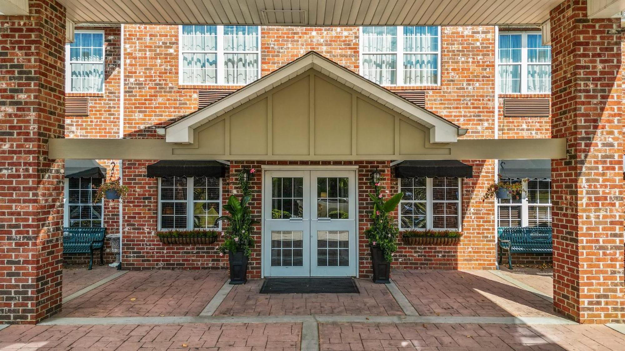 Mountain Inn & Suites フラット・ロック エクステリア 写真