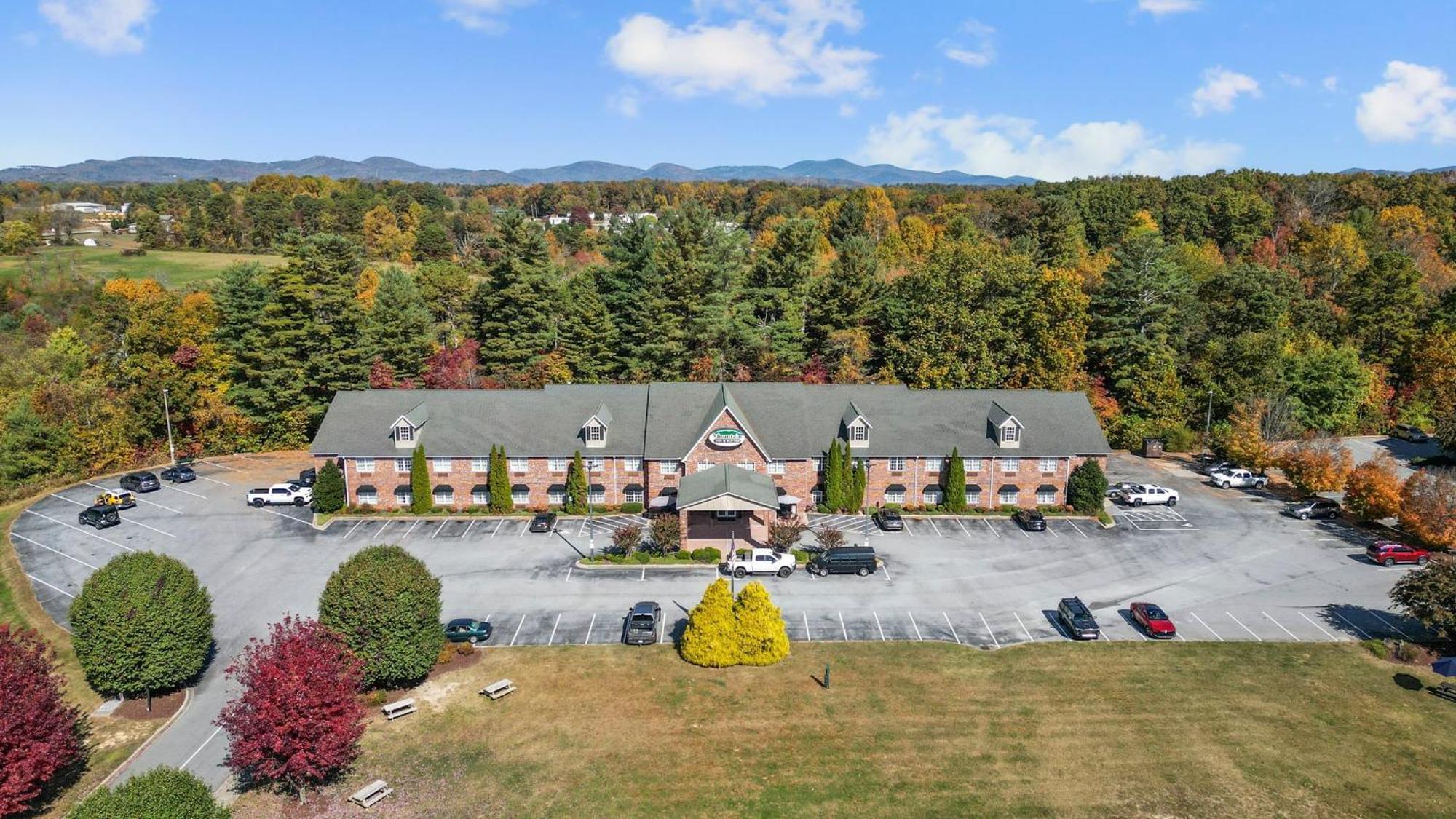 Mountain Inn & Suites フラット・ロック エクステリア 写真