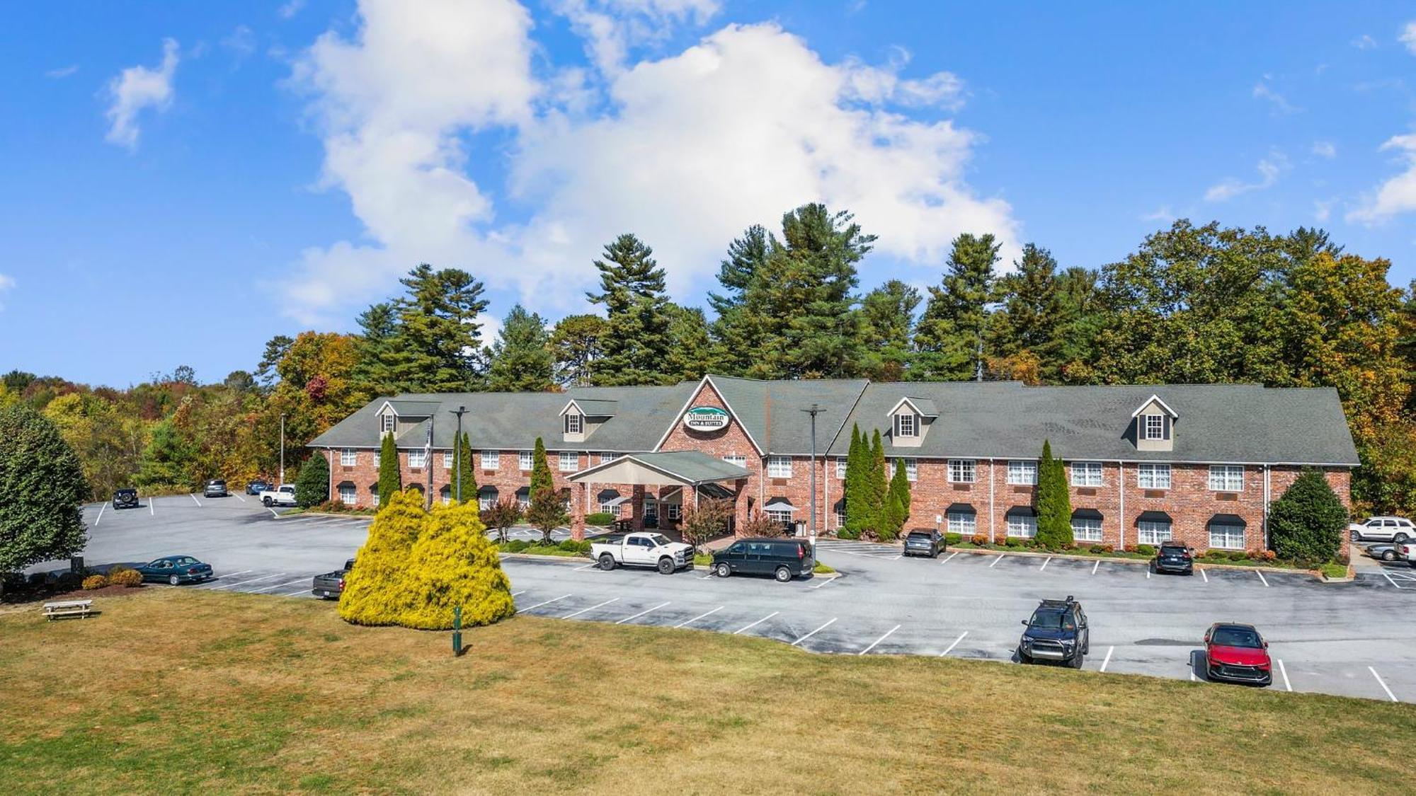 Mountain Inn & Suites フラット・ロック エクステリア 写真