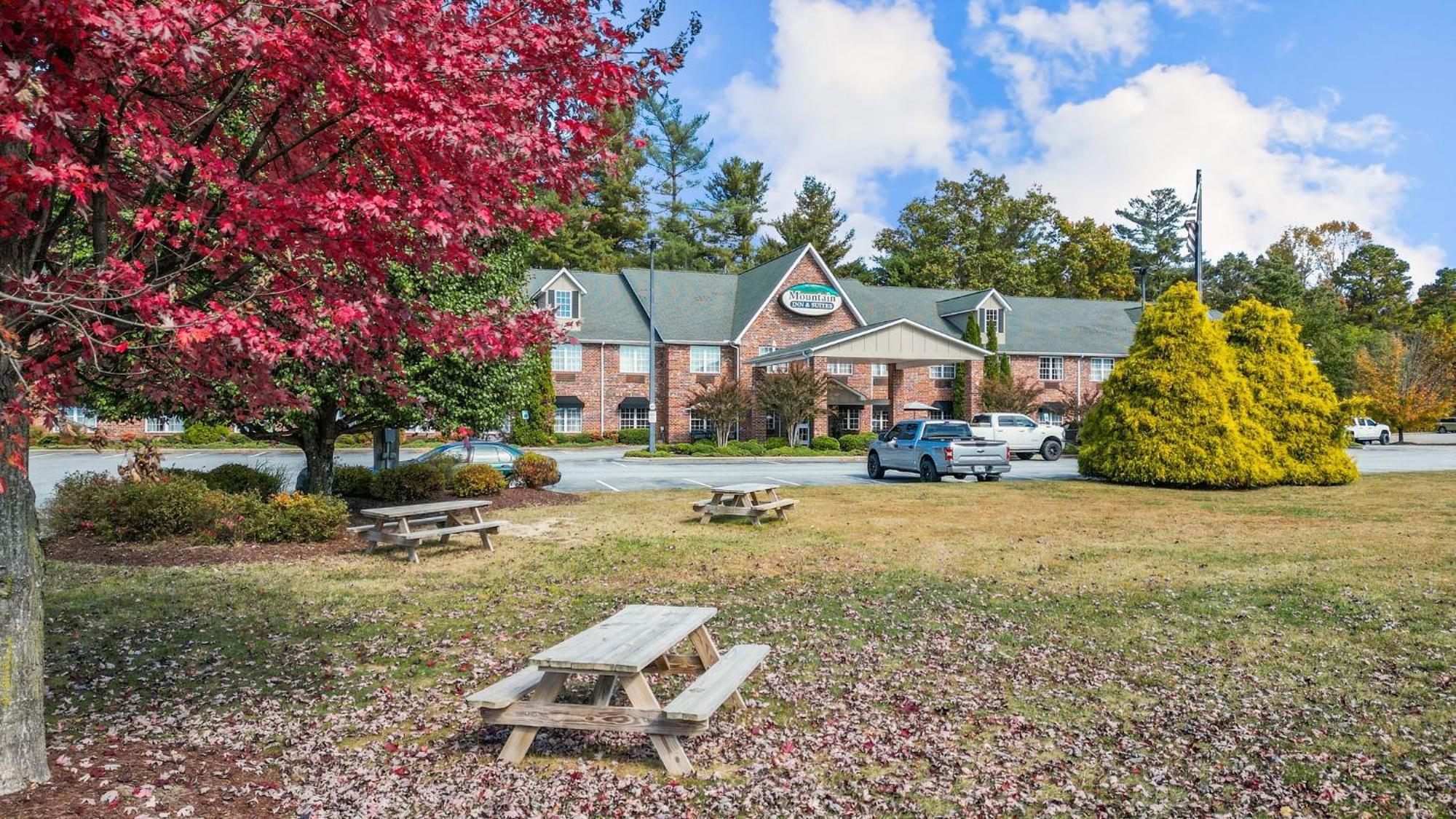 Mountain Inn & Suites フラット・ロック エクステリア 写真